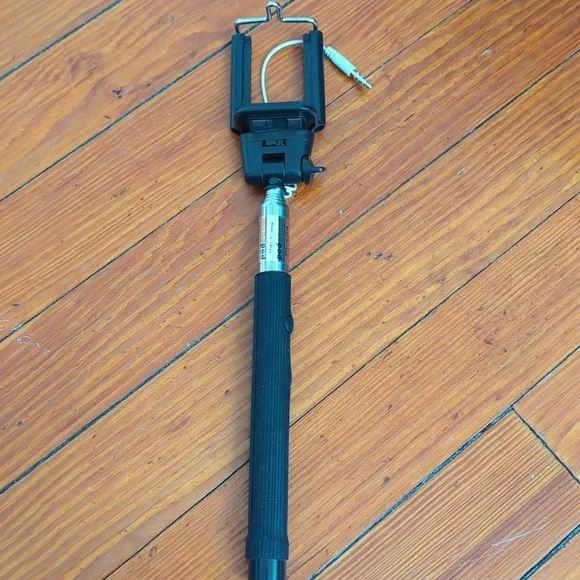 CABLE takes Pole for videos and pictures. - Picture 6 of 8